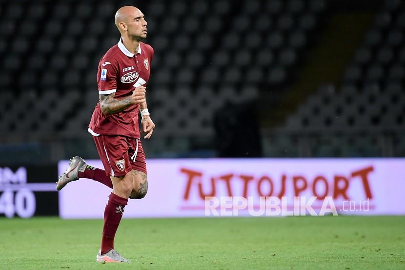 Pemain Torino Simone Zaza merayakan gol.