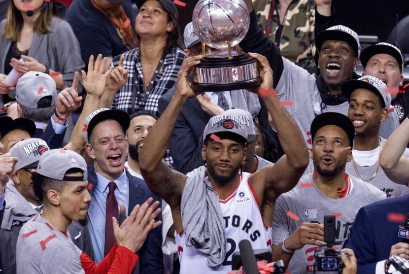 Kawhi Leonard memegang trofi juara NBA bersama Toronto Raptors.