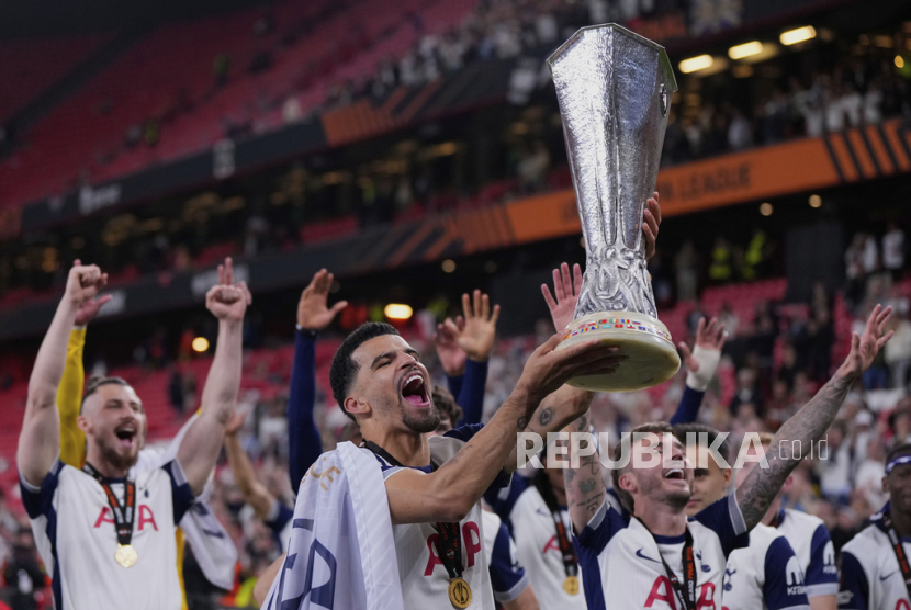 Pemain Tottenham Dominic Solanke, tengah, merayakan kemenangan bersama rekan satu timnya setelah memenangkan pertandingan final Liga Europa melawan Manchester United di Stadion San Mames di Bilbao, Spanyol, Kamis, 22 Mei 2025 dini hari WIB. 