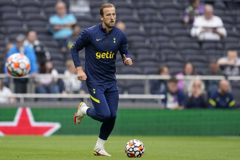 Striker Tottenham Hotspur Harry Kane berlari dengan bola. 