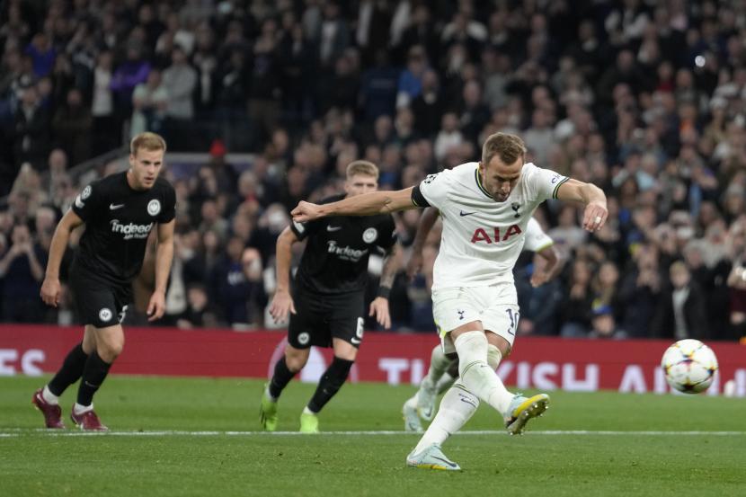 Striker Tottenham Hotspur, Harry Kane, mencetak gol melalui tendangan penalti.