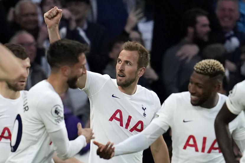 Pemain Tottenham Harry Kane (tengah) merayakan dengan rekan satu timnya setelah mencetak gol keduanya ke gawang Arsenal selama pertandingan sepak bola Liga Inggris antara Tottenham Hotspur dan Arsenal di stadion Tottenham Hotspur di London, Inggris, Jumat (13/5/2022).