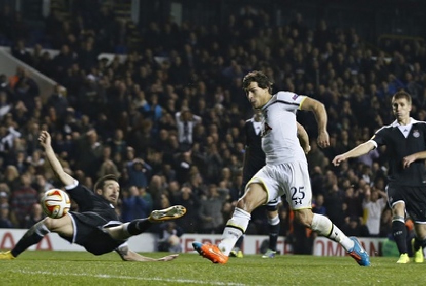 Pemain Tottenham Hotspur Benjamin Stambouli mencetak gol ke gawang Partizan Belgrade.