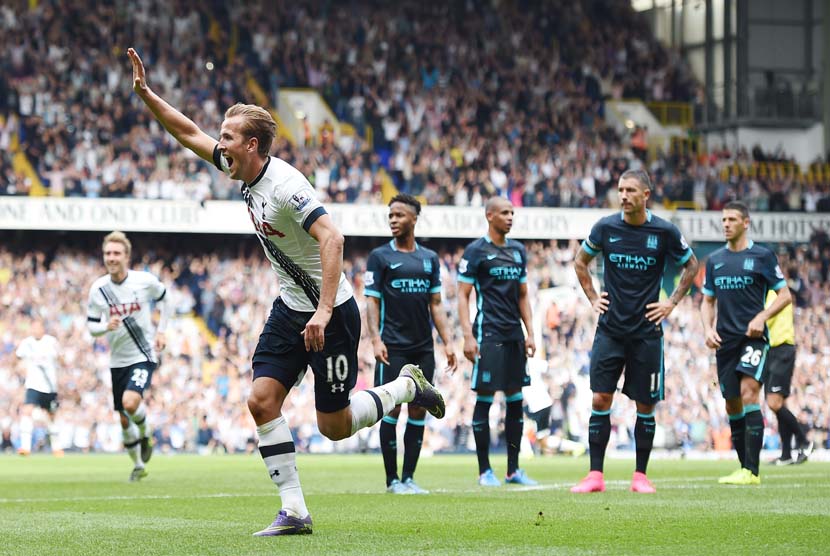 Pemain Tottenham Hotspur, Harry Kane (dua kiri), melakukan selebrasi usai menjebol gawang Manchester City di laga Liga Primer Inggris di White Hart Lane, London, Sabtu (26/9). 