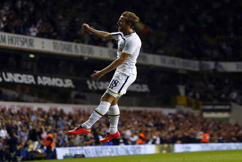 Pemain Tottenham Hotspur, Harry Kane, melakukan selebrasi usai melesakkan bola ke gawang AEL Limassol di laga playoff Liga Europa di White Hart Lane, London, Kamis (28/8). 