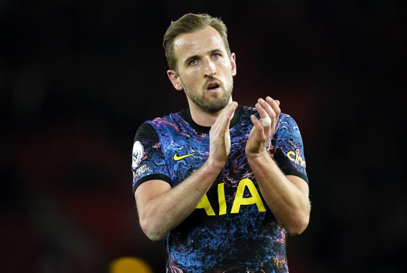 Pemain Tottenham Hotspur Harry Kane memberikan tepuk tangan kepada para penggemar setelah peluit akhir pertandingan sepak bola Liga Inggris antara Southampton dan Tottenham Hotspur dibunyikan, di Stadion St. Mary, Southampton, Inggris, Selasa, 28 Desember 2021.