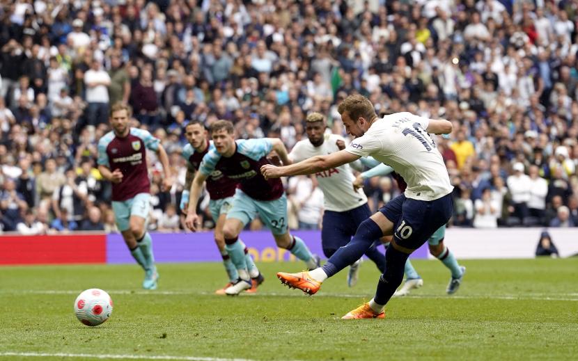 Pemain Tottenham Hotspur Harry Kane mencetak gol saat pertandingan sepak bola Liga Inggris antara Tottenham Hotspur dan Burnley di Stadion Tottenham Hotspur, London, Ahad 15 Mei 2022.