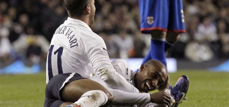 Pemain Tottenham Hotspur, Jermain Defoe (kanan), merayakan golnya bersama Rafael Van der Vaart.