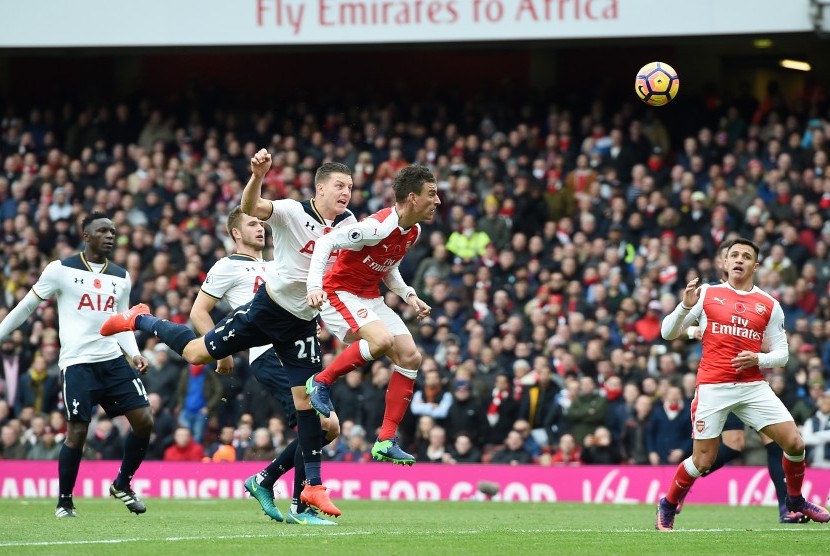  Pemain Tottenham Hotspur, Kevin Wimmer (tengah kiri), melakukan gol bunuh diri saat menghadapi Arsenal dalam laga Liga Primer Inggris di Stadion Emirates, London, Ahad (6/11). 