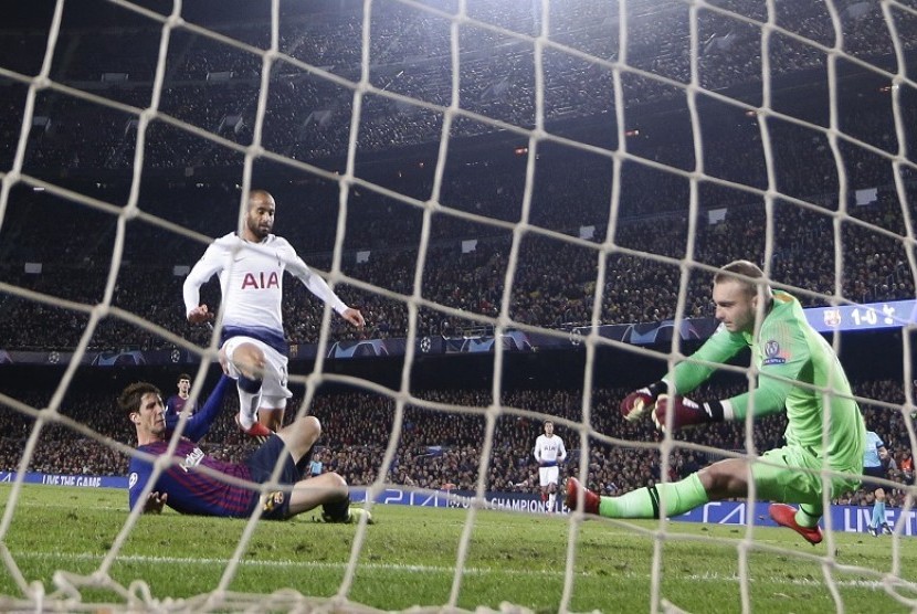  Pemain Tottenham Hotspur Lucas Moura (baju putih) mencetak gol ke gawang Barcelona di fase grup B Liga Champions 2018-2019.