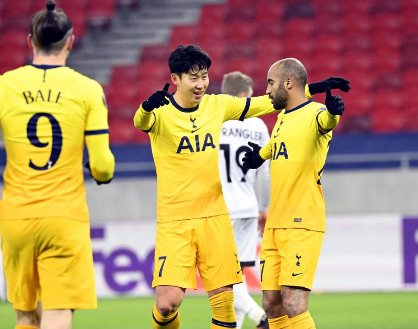 Pemain Tottenham Hotspur Lucas Moura (kanan) merayakan golnya ke gawang Wolfsberger di Liga Europa.