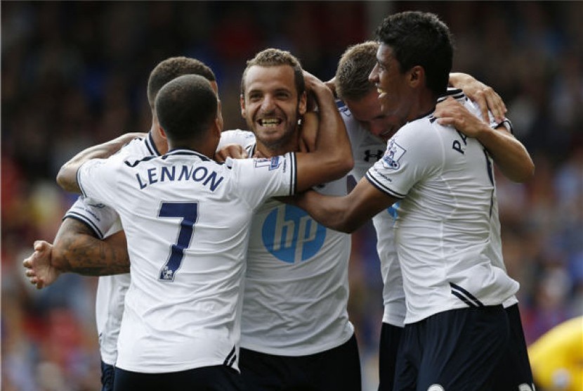Pemain Tottenham Hotspur melakukan selebrasi usai menjebol gawang tim lawan. 