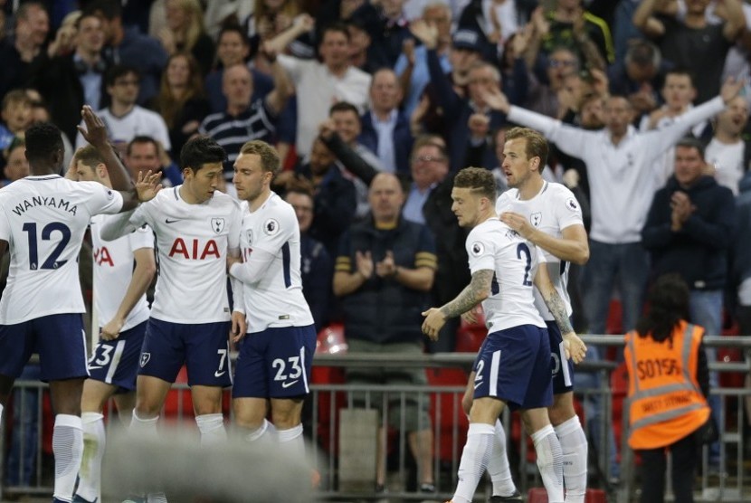  Pemain Tottenham Hotspur merayakan gol ke gawang Newcastle United dalam pertandingan yang digelar di Wembley Stadium, Rabu (9/5) waktu setempat