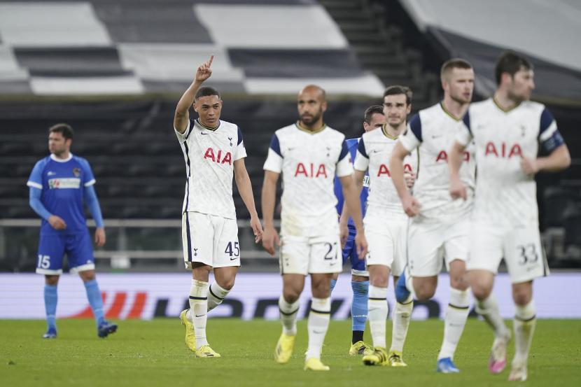 Pemain Tottenham Hotspur merayakan gol ke gawang Wolfsberger pada babak 32 besar Liga Europa, Kamis (25/2) dini hari WIB.