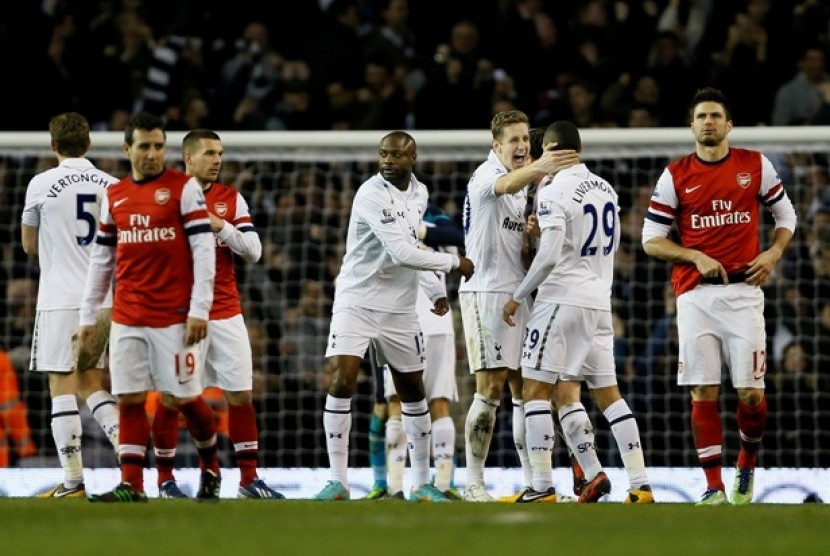 Pemain Tottenham Hotspur merayakan kemenangan 2-1 atas Arsenal dalam lanjutan Liga Primer Inggris di Stadion White Hart Lane 