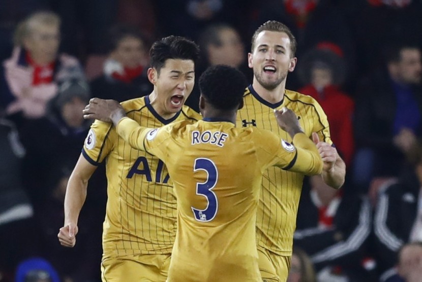 Pemain Tottenham Hotspur Son Heung-Min (kiri) merayakan golnya ke gawang Southampton.