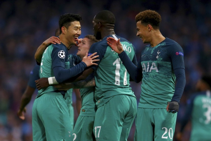 Pemain Tottenham Son Heung-Min (kiri) ketika merayakan golnya di perempat final Liga Champions melawan Manchester City, di Stadium Etihad, Kamis (18/4).