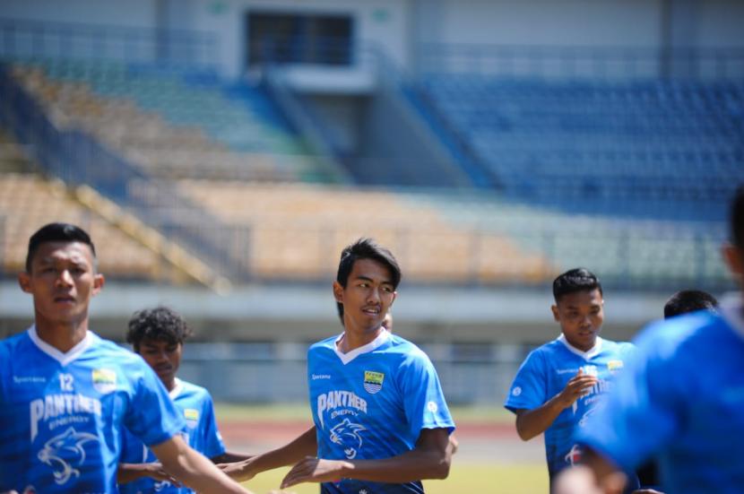 Pemain trial Persib Bandung, Kakang Rudianto dalam latihan di Stadion Gelora Bandung Lautan Api, Kota Bandung, Senin (7/9). 