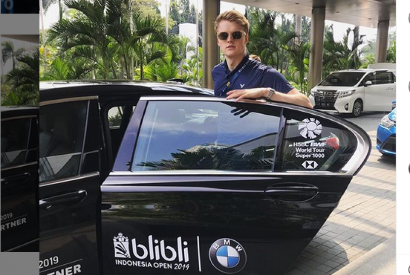 Pemain tunggal putra asal Denmark, Anders Antonsen yang sempat menikmati mobil mewah BMW seri 740 di sela-sela turnamen Blibli Indonesia Terbuka 2019.