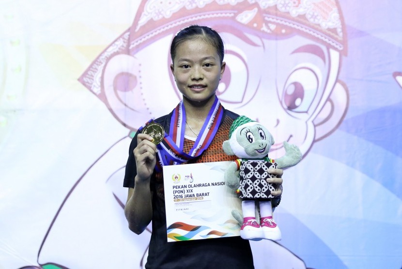 Pemain tunggal putri DKI Jakarta, Fitriani meraih emas PON XIX Jabar, Rabu (28/9).