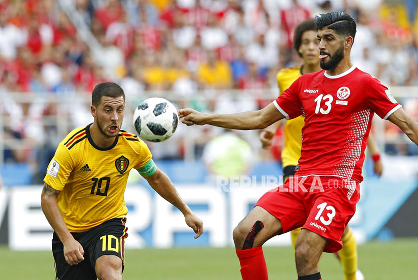 Pemain Tunisia Ferjani Sassi, bersaing berebut bola dengan Eden Hazard dari Belgia selama pertandingan grup G antara Belgia dan Tunisia di Piala Dunia 2018 di Stadion Spartak di Moskow, Rusia, Sabtu, 23 Juni 2018.
