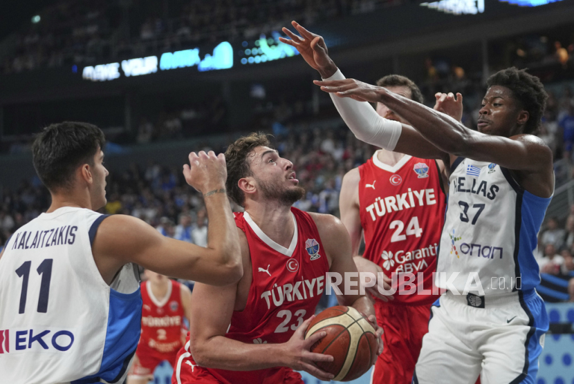 Pemain Turki, Alperen Sengun (tengah), mencoba menembak saat dijaga oleh pemain Yunani, Panagiotis Kalaitzakis (kiri) dan Kostas Antetokounmpo, dalam pertandingan semifinal Eurobasket 2025 di Riga Arena, Riga, Latvia, Sabtu, 13 September 2025 WIB. 