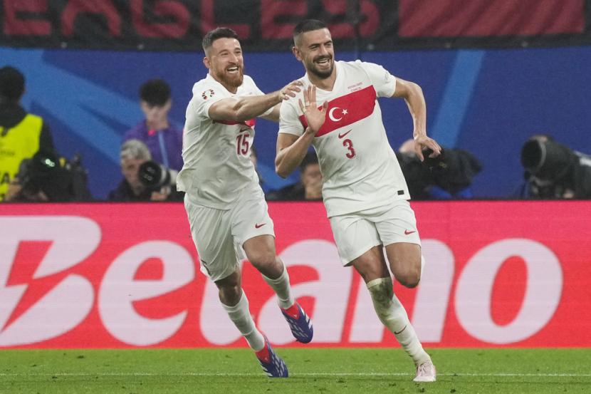 Pemain Turki Merih Demiral (kanan) merayakan gol ke gawang Austria pada babak 16 besar Euro 2024.