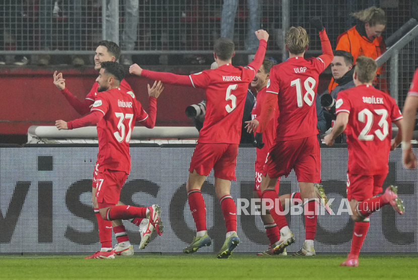 Pemain Twente merayakan gol dalam pertandingan play-off Liga Europa antara Twente dan Bodo Glimt di Enschede, Belanda, Jumat (14/2/2025) dini hari WIB.