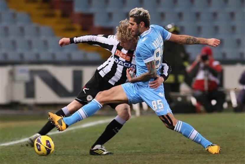 Pemain Udinese Dusan Basta berebut bola dengan pemain Napoli Valon Behrami pada lanjutan Serie A di Stadion Friuli, Selasa (26/2) dini hari.