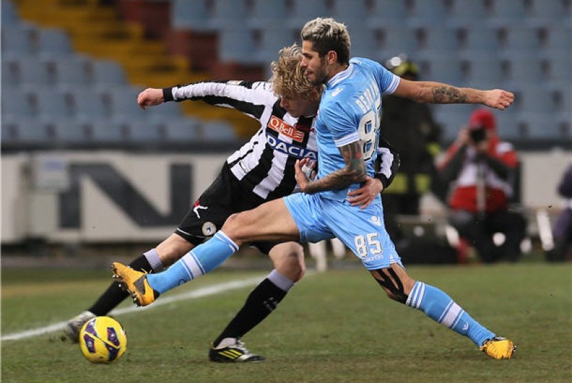 Valon Behrami ketika memperkuat Napoli 2012-2014 silam.