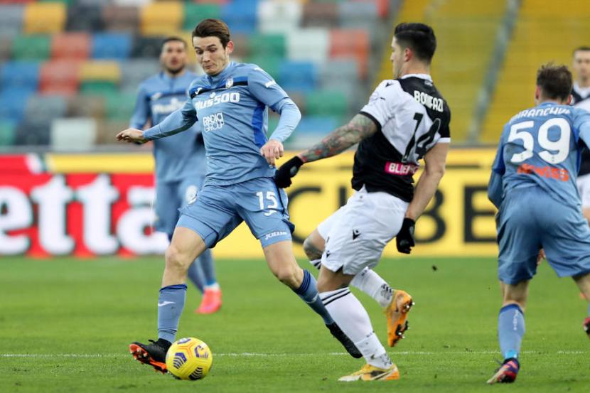 Pemain Udinese Kevin Bonifazi (kanan) berusaha menghentikan pergerakan penggawa Atalanta Maarten De Roon dalam pertandingan Serie A Liga Italia di Stadion Friuli, Rabu (20/1). 