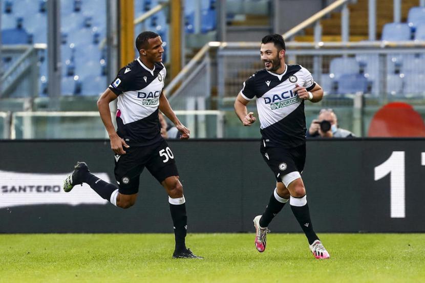 Pemain Udinese Tolgay Arslan (kanan) merayakan golnya ke gawang Lazio dalam pertandingan Serie A.