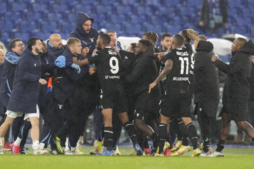 Pemain Udinese Tolgay Arslan yang tidak terlihat dalam bingkai merayakan dengan rekan satu timnya setelah mencetak gol keempat timnya selama pertandingan sepak bola Serie A Liga Italia antara Lazio dan Udinese, di Stadion Olimpiade Roma, Kamis, 2 Desember 2021. Kedua tim bermain imbang 4-4.