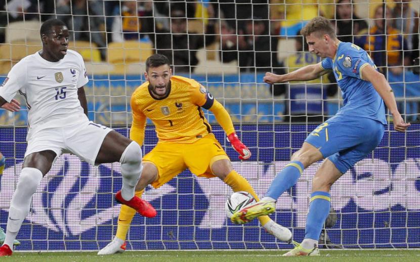 Pemain Ukraina Illya Zabarnyi (kanan) melepaskan tembakan saat melawan Prancis pada laga kualifikasi Piala Dunia 2022.