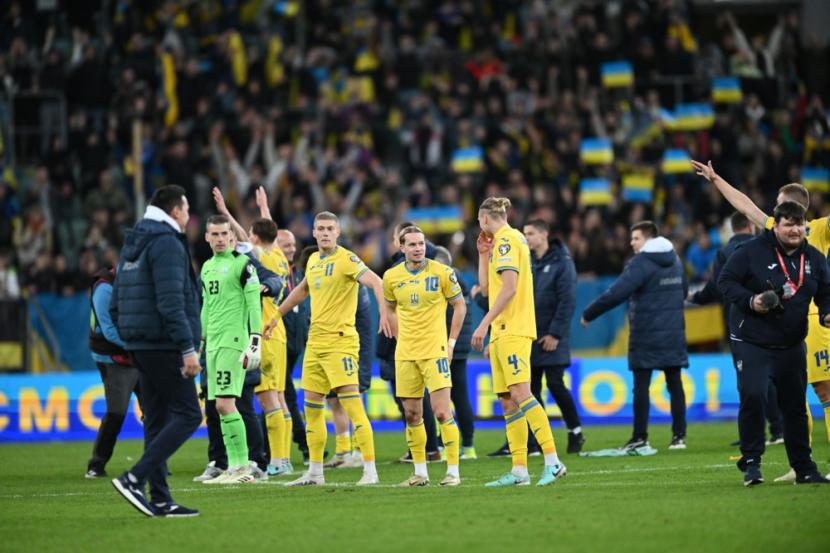 Pemain Ukraina menyapa pendukungnya saat merayakan kemenangan pertandingan final play-off UEFA EURO 2024 antara Ukraina dan Islandia di Wroclaw, Polandia, Rabu (27/3/2024) dini hari WIB.