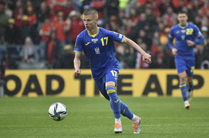 Pemain Ukraina Oleksandr Zinchenko beraksi selama pertandingan play-off kualifikasi Piala Dunia 2022 antara Wales dan Ukraina di Stadion Cardiff City, di Cardiff, Wales, Ahad, 5 Juni 2022.