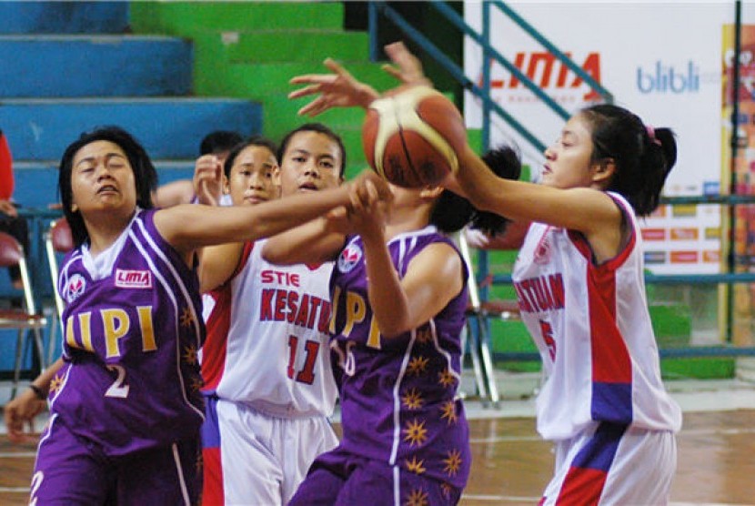 Pemain Universitas Pendidikan Indonesia (ungu) berusaha merebut bola dari tangan pemain lawan pada pertandingan bola basket Liga Mahasiswa (Lima).  