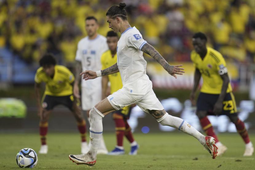 Pemain Uruguay Darwin Nunez mencetak gol kedua timnya ke gawang Kolombia dari titik penalti dalam pertandingan sepak bola kualifikasi Piala Dunia FIFA 2026 di Stadion Metropolitano di Barranquilla, Kolombia, Jumat (13/10/2023) pagi WIB.. 