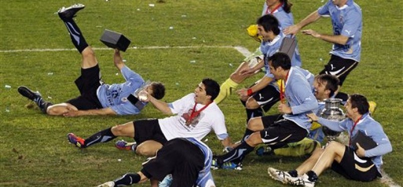 Pemain Uruguay meluapkan kegembiraannya usai menjuarai Copa America 2011 dengan membenamkan Paraguay 3-0 di partai final.