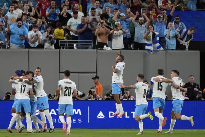 Pemain Uruguay merayakan gol pembuka tim mereka melawan Bolivia yang dicetak oleh Facundo Pellistri dalam pertandingan Grup C Copa America 2024 di East Rutherford, New Jersey, Jumat (28/6/2024 pagi WIB..