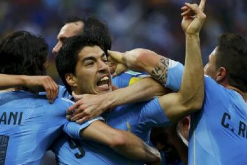 Pemain Uruguay merayakan gol yang dicetak Luis Suarez dalam laga melawan Inggris di Corinthians Anrena, Sau Paulo, Brasil, Jumat (20/6).