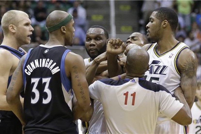 Pemain Utah Jazz, Al Jefferson (tengah), terlibat adu mulut dengan pemain Minnesota Timberwolves dalam laga NBA. 
