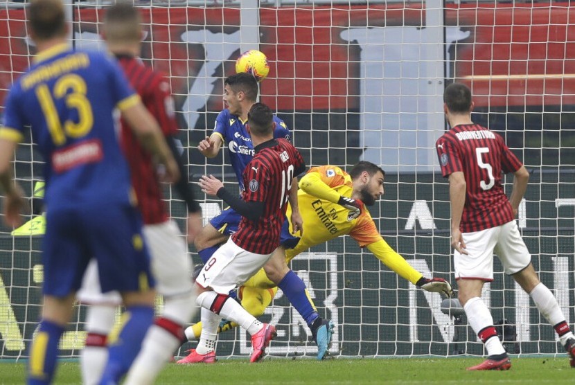 Pemain Verona, Davide Faraoni,mencetak gol ke gawang Milan pada laga Milan vs Verona di San Siro, Ahad Malam.