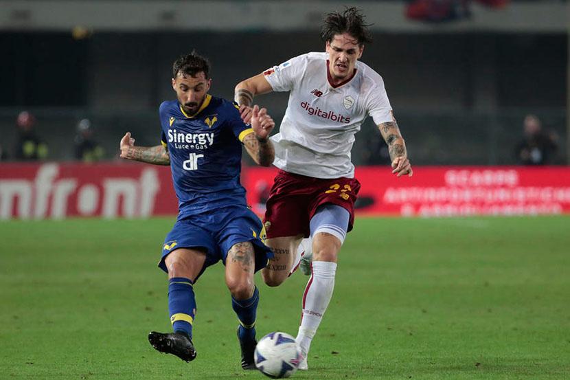 Pemain Verona Federico Ceccherini dan penyerang AS Roma Nicolo Zaniolo berebut bola dalam laga Verona vs AS Roma, Selasa 1 November 2022