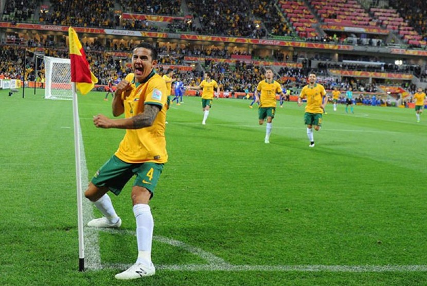 Pemain veteran Socceroos, Tim Cahill, mencetak gol pertama bagi Australia. Tim tuan rumah unggul 4-1 atas Kuwait.