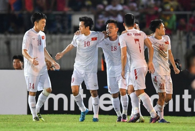 Pemain Vietnam merayakan gol.