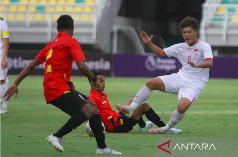 Pemain Vietnam Nguyen Quoc Viet (kanan) dihadang dua pemain Timor Leste saat pertandingan Grup F babak kualifikasi Piala Asia U-20 di Stadion Gelora Bung Tomo Surabaya, Jumat (16/9/2022) sore. 