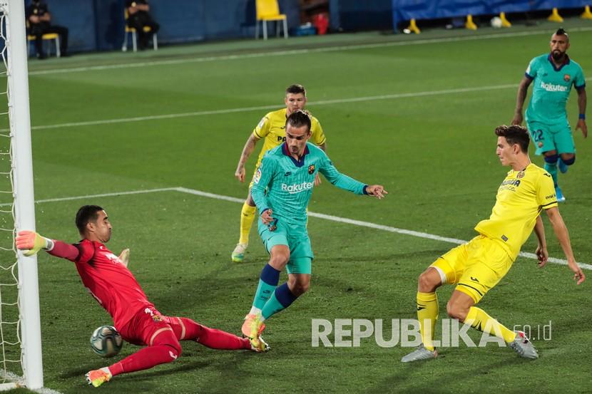 Pemain Villarreal, Pau Torres (kanan/kuning). 