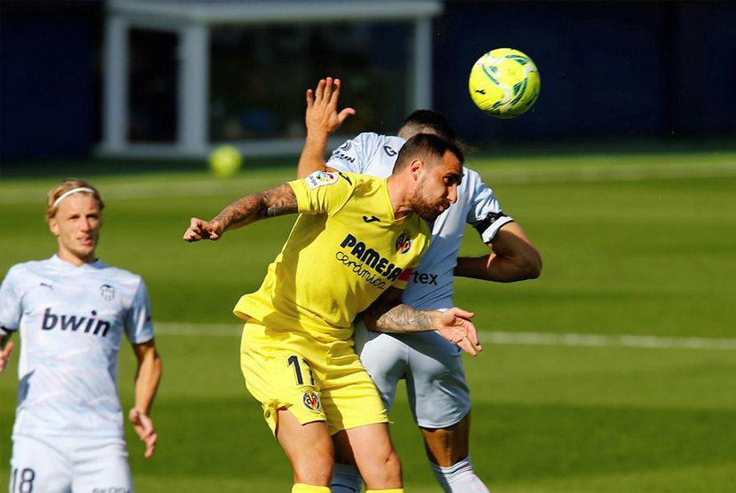 Pemain Villarreal Paco Alcacer saat melawan Villareal di Stadion de la Ceramica, Ahad (19/10).