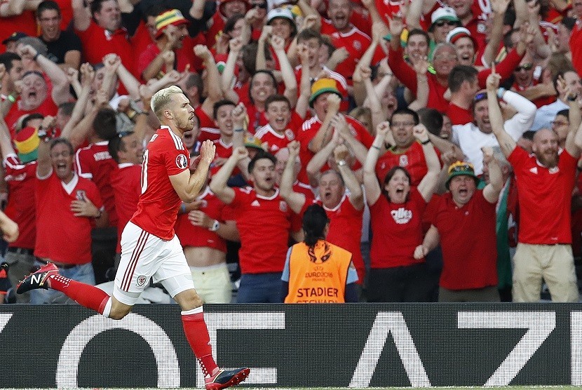  Pemain Wales Aaron Ramsey melakukan selebrasi usai menjebol gawang Rusia di pertandingan terakhir babak penyisihan Grup B Piala Eropa 2016. 
